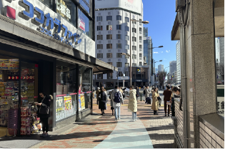 ココカラファインさんを左手にしながら、左折します。