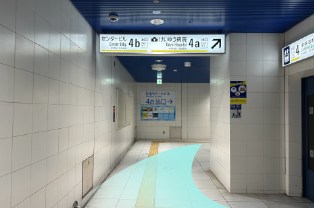 センタービル4b出口の看板が出てきます。そのまま、道なりに右折します。