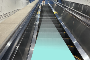 エスカレーターを上がります。
