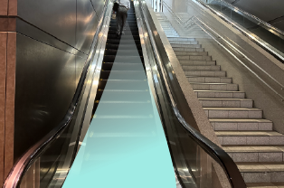エスカレーターを上がります。